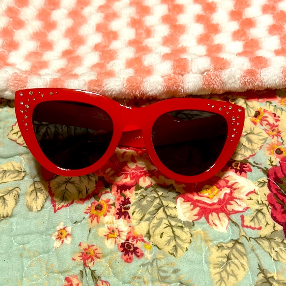 Betsey Johnson Sunglasses 🕶️